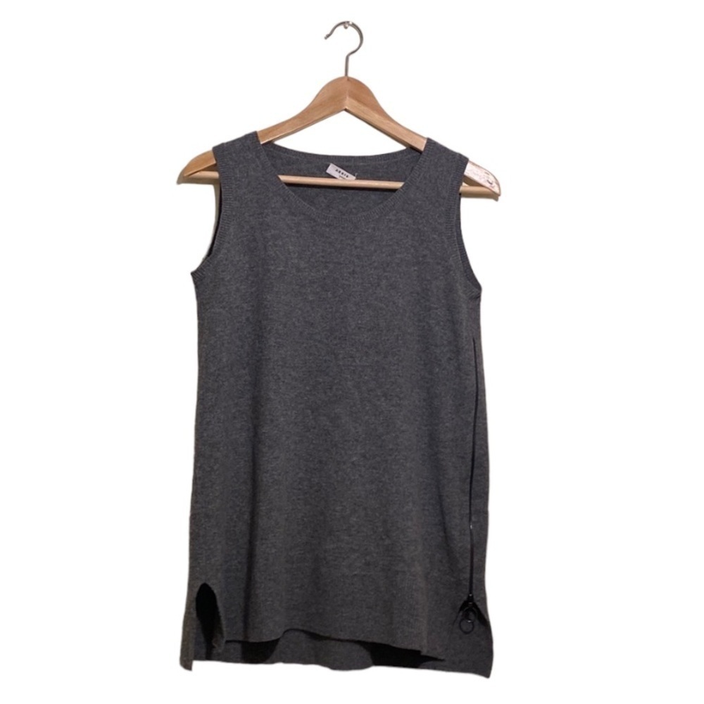 AKRIS Punto wool / cashmere sleeveless gray sweater. Size 6